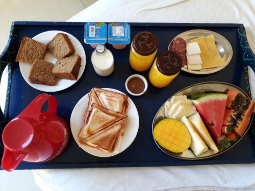 een blauwe schaal gevuld met verschillende soorten voedsel bij Vila Artesania in Bombinhas