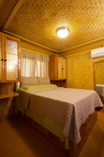 a bedroom with a bed in a small room at Foxy's Beach Resort in San Vicente