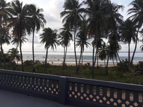 een balkon met uitzicht op het strand bij Pousada Aconchego in Mundaú