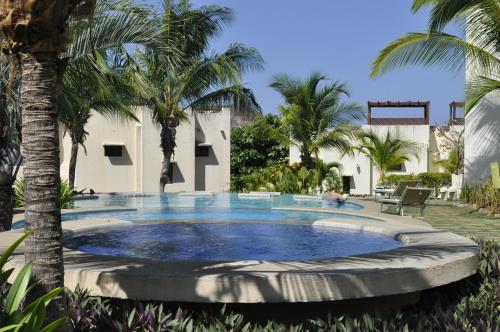 Tropical Gardens Suites and Apartmentsの敷地内または近くにあるプール