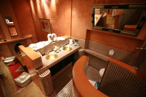 Baño con 2 lavabos y espejo en Riad et Spa Misria Les Orangers en Marrakech