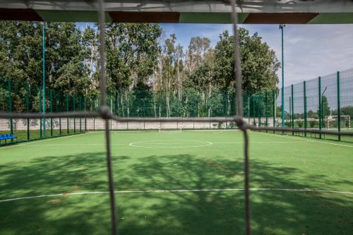 a tennis court seen through a fence at Park-Hotel Kidev in Chubynske