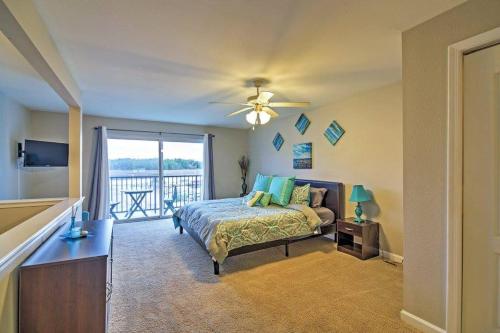 1 dormitorio con 1 cama y balcón en Marina Townhouse at Oak Glenn, en Ocean Springs