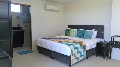 A bed or beds in a room at Malting Lagoon Guest House and Brewery