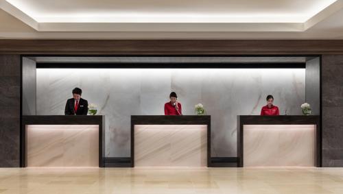 a group of people standing in front of a mirror at Nanki-Shirahama Marriott Hotel in Shirahama