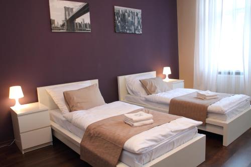 Een bed of bedden in een kamer bij Glam House Apartments
