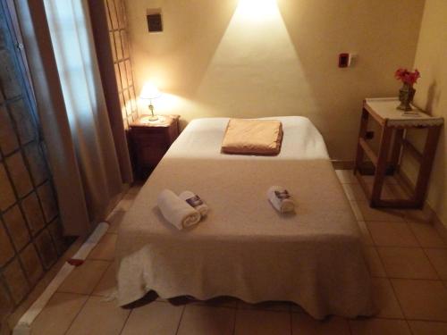a bedroom with a bed with towels on it at Descanso Verde in Oberá