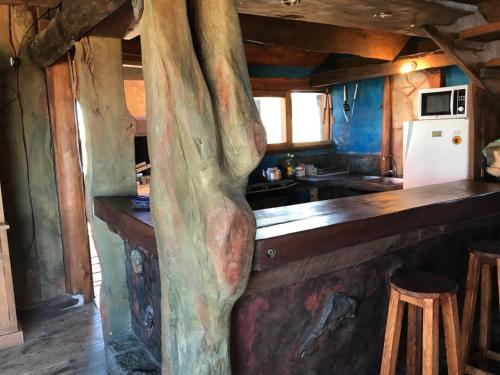 una cocina con un gran mostrador de madera en una cabaña en Casa del Diavolo, en Punta del Diablo