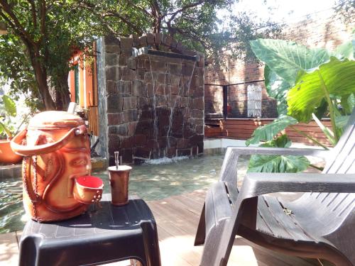 a fire hydrant sitting on a table next to a bench at Descanso Verde in Oberá