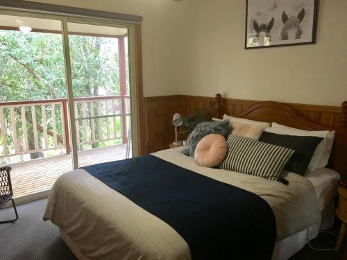 Un dormitorio con una cama con un animal de peluche encima. en Holiday Heights, en Halls Gap