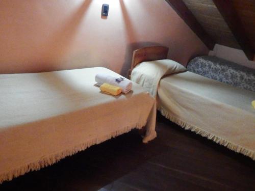 two beds sitting next to each other in a room at Descanso Verde in Oberá