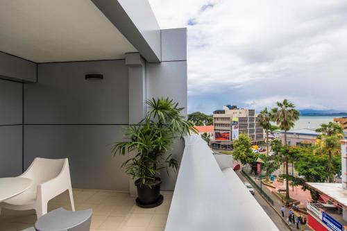 un balcon avec vue sur la ville dans l'établissement Quest Suva, à Suva