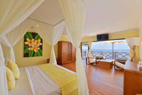 Postel nebo postele na pokoji v ubytování Dreamland Maldives Resort