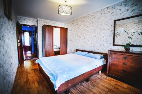 ヴィーンヌィツャにある2-bedroom on Mykolaychuka streetのベッドルーム1室(ベッド1台、ドレッサー、鏡付)