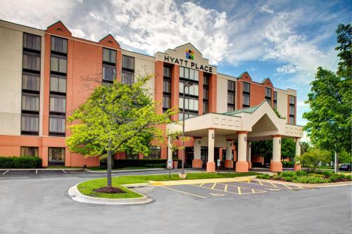 a hotel with a parking lot in front of it at Hyatt Place Denver Airport in Aurora