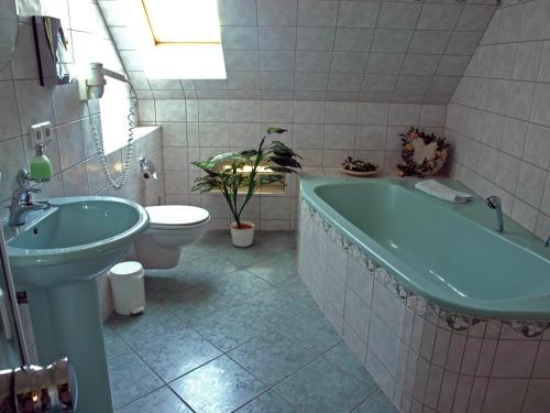 Ein Badezimmer in der Unterkunft Hotel & Restaurant Waldschlösschen