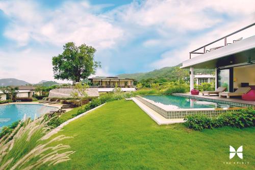 uma imagem de uma casa com piscina em The Spirit Resort Hua Hin em Khao Tao