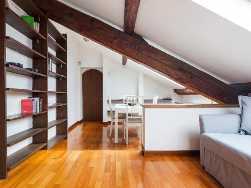 ein Wohnzimmer mit einem Sofa und einem Tisch in der Unterkunft easyhomes - Corso Como Maroncelli in Mailand