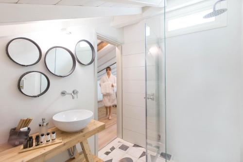 Koupelna v ubytování Amymone Suites