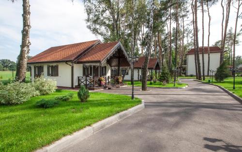 a house with a tiled roof on a street at Park-Hotel Kidev in Chubynske