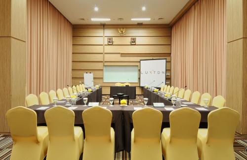 El área de trabajo o centro de convenciones de The Luxton Bandung
