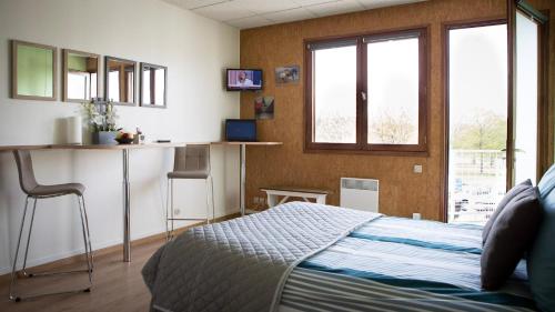A bed or beds in a room at Studios étape du Lac
