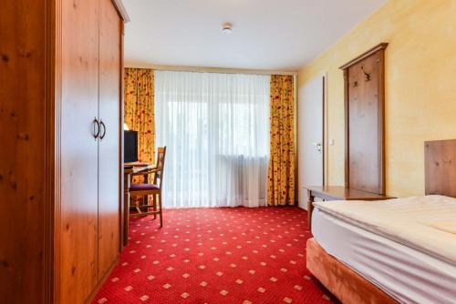 Postel nebo postele na pokoji v ubytování Landhotel Huber am See