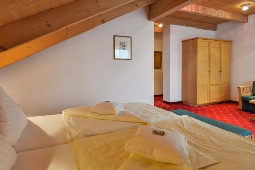 Postel nebo postele na pokoji v ubytování Landhotel Huber am See