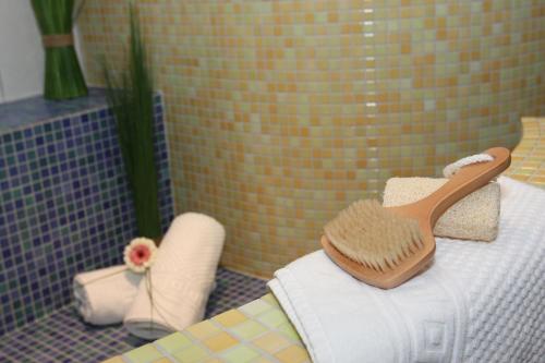 a bathroom with a comb and a brush on a towel at Farbinger Hof in Bernau am Chiemsee