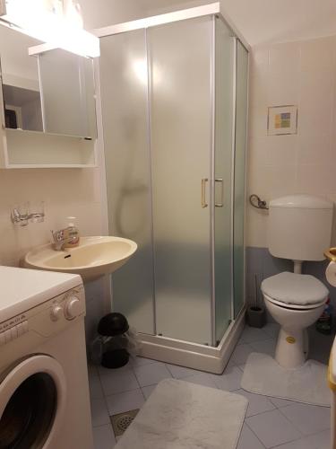 Bilik mandi di Aurora Apartment
