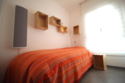 ロザスにあるFONDA 24のベッドルーム1室(ベッド1台付)、壁にスピーカーが備わります。