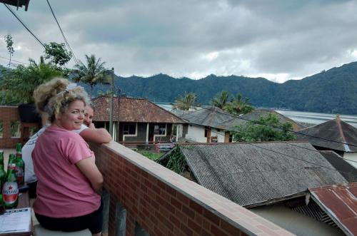 two women standing on a ledge of a house at Volcano Living in Kintamani