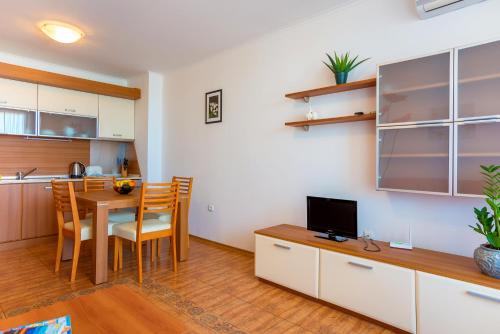 Una cocina o zona de cocina en Apartment complex Mirage of Nessebar