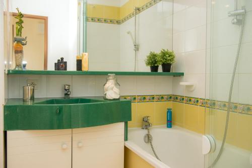 La salle de bains est pourvue d'un lavabo et d'une baignoire. dans l'établissement Goélia - Résidence Royal Park, à La Baule