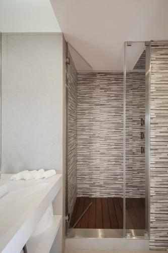 a bathroom with a shower with a glass door at Quinta do Fontelo in Vouzela