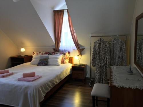 ザラツァニにあるVillapark Z/4 appartmanのベッドルーム(大型ベッド1台、窓付)