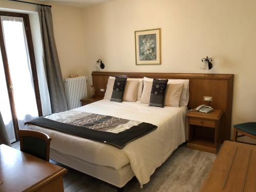 Ένα ή περισσότερα κρεβάτια σε δωμάτιο στο Hotel Edelweiss