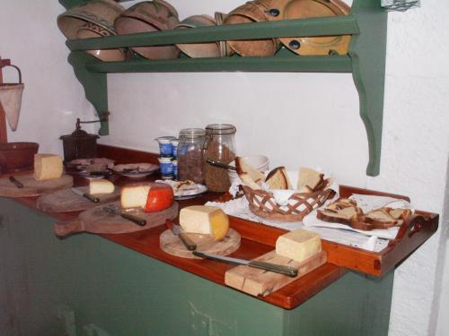 Đồ ăn tại/gần nhà khách