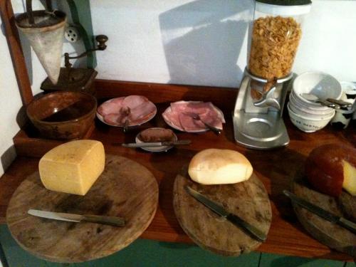 Đồ ăn tại/gần nhà khách