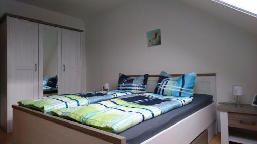 ナウムブルクにあるFerienwohnung mit Domblickのベッドルーム1室(青と白の枕が備わるベッド1台付)