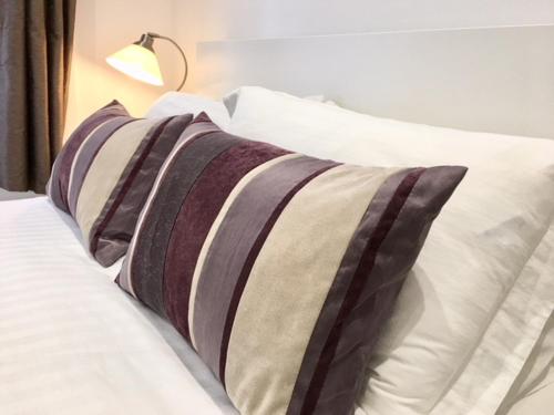A bed or beds in a room at Heart Of Edinburgh City Flat