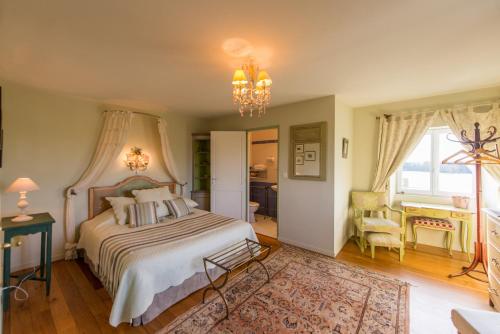 サン・マロにあるChambres d'hotes Saint Malo La Barbinais Bed&Breaksfastのベッドルーム1室(ベッド1台、シャンデリア付)