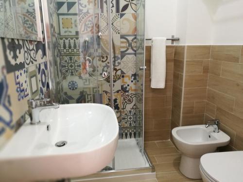 a bathroom with a sink and a toilet at B&B Laura e Chiara in Trapani