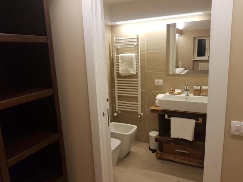 a bathroom with a toilet and a sink at Foresteria Lombarda La Spiaggia in Lierna