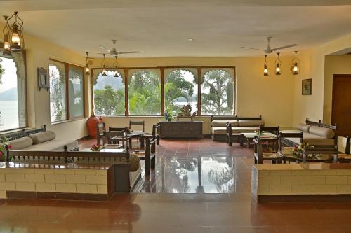 Posezení v ubytování Jaisamand Island Resort