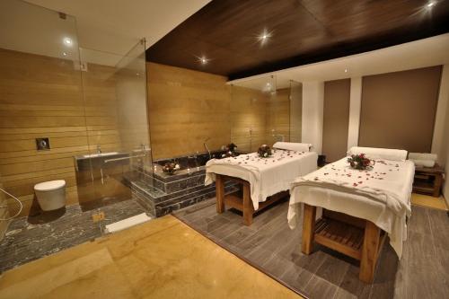Jaisamand Island Resort في أودايبور: حمام وطاولتين وحوض استحمام