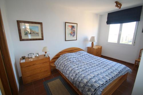カンブリルスにあるApartamento Sant Joanのベッドルーム(ベッド1台、窓付)