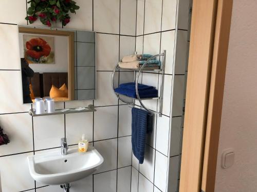 A bathroom at Landhotel & Restaurant "Fahrenkamp"