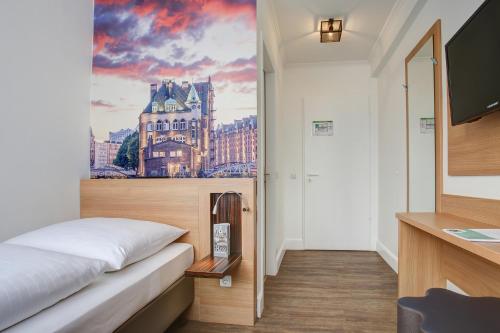 Habitación con cama y pintura en la pared en Hotel Keese, en Hamburgo