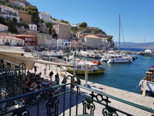 een uitzicht op een haven met boten in het water bij Hotel Sophia in Hydra